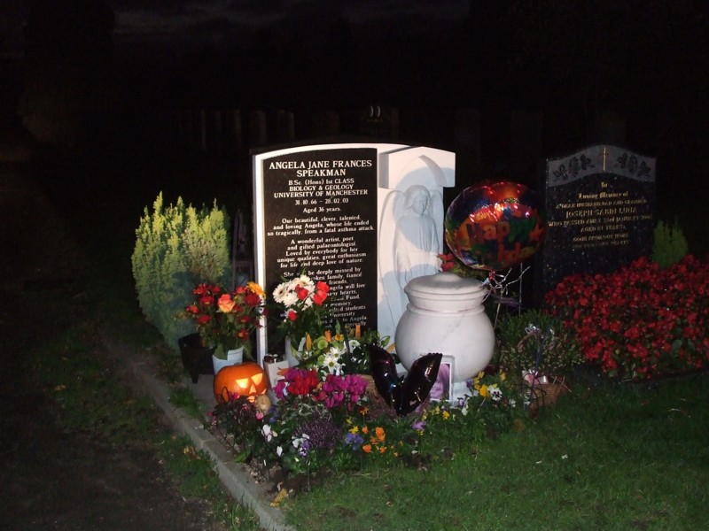 [Evening of 31st Oct. 2006 Angela's Birthday at Cemetery.JPG]